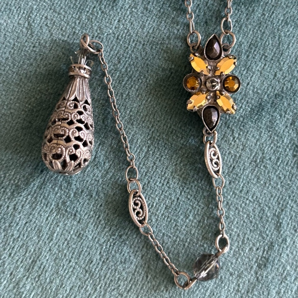 SORRELLI FILIGREE LONG SWAROVSKI GOLD CRYSTAL TASSEL PENDANT NECKLACE